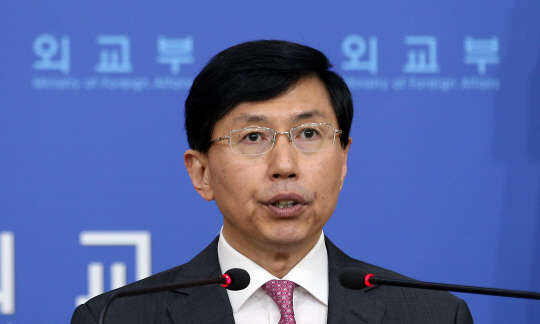 25일 오후 서울 세종로 외교부 기자실에서 조준혁 대변인이 한일 외교장관회담 관련 내용을 브리핑하고 있다. 2015.12.25